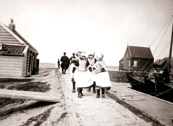 Kinderen op Marken Eiland, Nederland, 1898