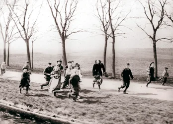 Kinderen rennen langs een kanaal, Monnickendam, Nederland, 1898