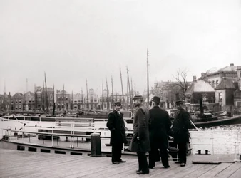 Mannen bij een kanaalboot, Rotterdam, 1898