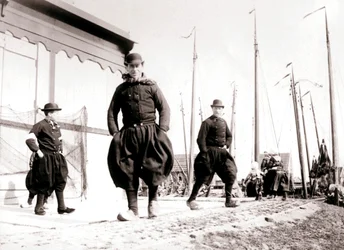 Mannen in traditionele klederdracht, eiland Marken, Nederland, 1898