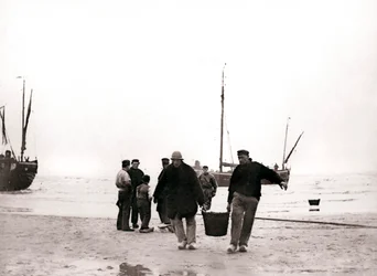 Mannen aan de kust, Scheveningen, Nederland