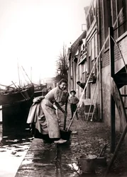 Vrouw die de straat dweilt, Dordrecht, Nederland, 1898