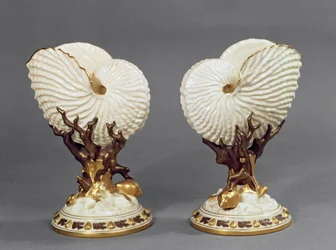 Paar Worcester vazen in de vorm van Nautilusschelpen, 1880