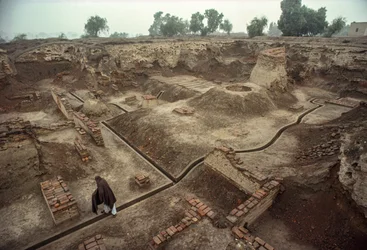 Overzicht van een put gevuld met de resten van bakstenen muren, een bakstenen put. HARAPPA