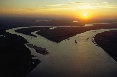 Schemering luchtfoto van de samenvloeiing van de Ohio en Mississippi-rivieren. Cairo, Illinois