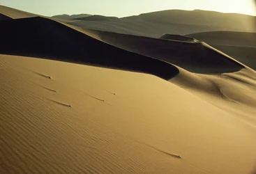 Uitzicht op scherp afgetekende duinen in de schaduw bij Dunhuang. Provincie Gansu, Volksrepubliek China.