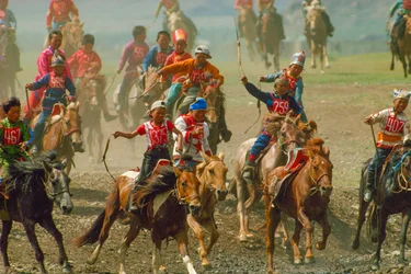 Jongeren in een paardenrace op een zomerfestival nabij Ulaanbaatar