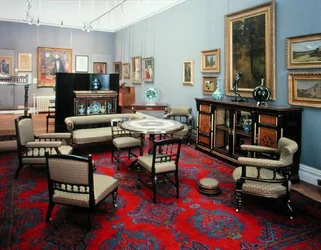 Suite bestaande uit een kast, centrale tafel, sofa, paar zijstoelen, paar fauteuils, verpleegstoel, fauteuil en kaarttafel