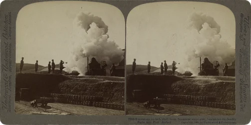 Enorme 11-inch granaat van Japans belegeringskanon begint zijn dodelijke vlucht naar Port Arthur
