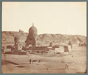 Egypte. Caïro. Zuidelijke necropolis. Op de voorgrond het mausoleum van Sudun (1504), op de achtergrond op het Mukattamplateau de Al-Juyushi-moskee