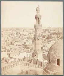 Egypte. Caïro. Gezicht vanaf de madrasa - mausoleum van de Mammelukse emir Sarghitmish (1356)