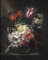 Een tulp, rozen, narcissen en andere bloemen in een glazen vaas, een vlinder erboven, alles op een gedeeltelijk gedrapeerde tafel
