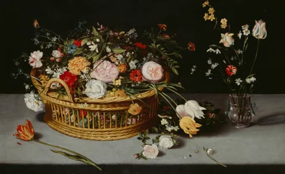 Stilleven met mand en vaas met bloemen