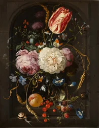 Stilleven van bloemen in een glazen vaas met insecten en vruchten in een stenen nis
