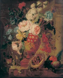 Bloemen in een terracotta vaas versierd met putti, met fruit, vlinders, een bromvlieg, een slak, een spin en vier kuikens in een nest op een richel