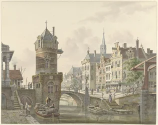 Gracht in een stad met een torentje bij een stenen brug