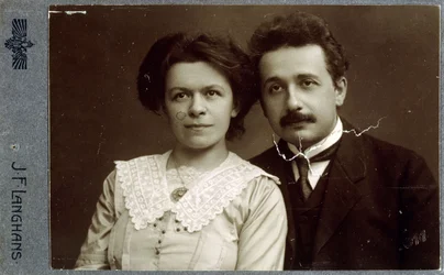 Portretfoto op visitekaartje van Albert Einstein en Mileva Einstein-Maric in 1911