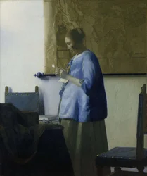 Vrouw in blauw die een brief leest