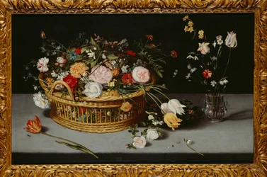 Stilleven met mand en vaas met bloemen