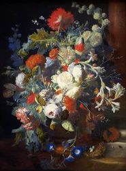 Bloemenboeket bij een zuil