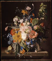 Klaprozen, stokroos, ochtendglorie, viooltje, madeliefjes, lathyrus, goudsbloemen en andere bloemen in een vaas met een slak op een richel