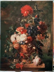 Boeket bloemen. Ook afgebeeld een nest met eieren en insecten (waaronder vlinder, vlieg, mier en lieveheersbeestje). Schilderij van Jan van Huysums (1682-1749)