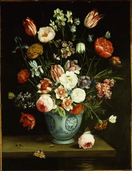 Bloemen in een blauw-witte porseleinen vaas, met motten en andere insecten op een richel
