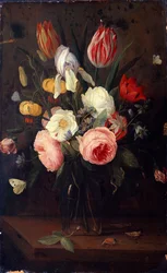 Rozen, tulpen en andere bloemen in een glazen vaas, met insecten, op een tafel