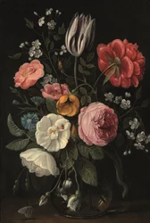 Rozen, een tulp, een pioenroos, een kersenbloesem en een centaurium in een glazen vaas op een richel (olieverf op koper)