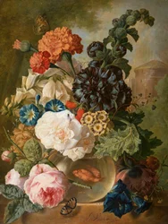 Rozen, chrysanten, pioenen en andere bloemen in een glazen vaas met goudvissen op een stenen richel