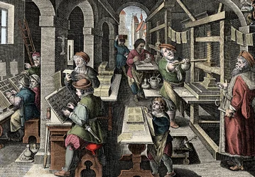 Drukkerij, ca. 1600 - Holland. Drukken: links gebruiken zetters losse letters; de verschillende fasen van de drukvoorbereiding worden begeleid door een meesterdrukker - gravure uit "Nova Reperta" van Giovanni Stradano (Jan van der Straet)