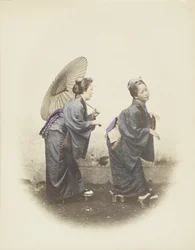 Japanse vrouwen in traditionele kleding (handgekleurde zwart-wit foto)