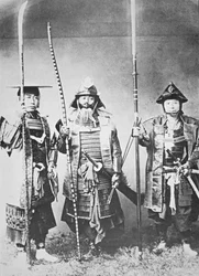 Samurai van Oud Japan bewapend met lange boog, stootwapens en zwaarden