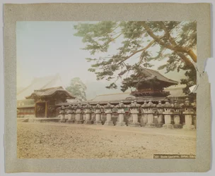 Stenen lantaarns buiten een tempel, Shiba Park, Tokyo, Japan