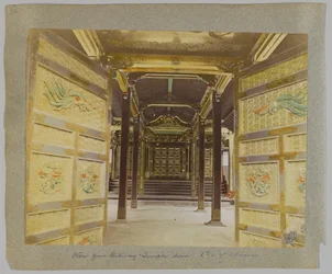 Uitzicht vanaf de toegangspoort naar de deuren, tempel van de 6e of 7e shogun, Shiba-park, Tokio, Japan