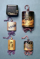 Inro en tabakszak: van links naar rechts: Tabakszak met Hiramaki-e ontwerp, gesigneerd Zeshin; Inro, vossen huwelijksprocessie in Sumi-e Togidashi, gesigneerd Toyo; Inro, twee wijzen lezen een rol in Sumi-e