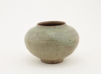 Pot met gestempelde en ingelegde decoratie