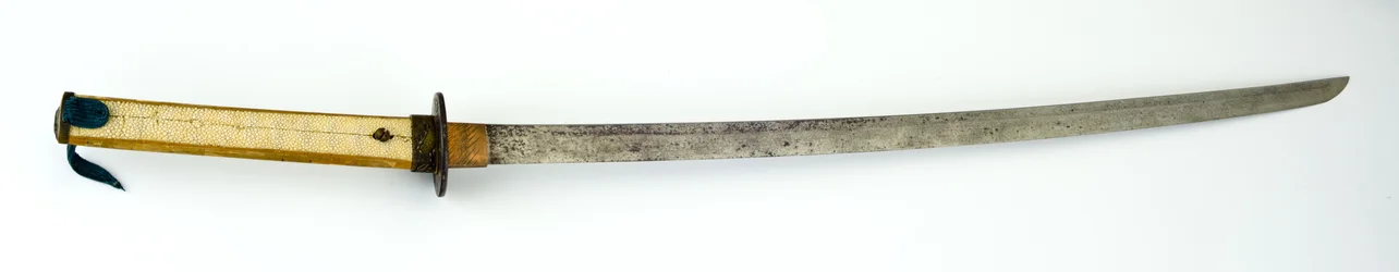 Katana, of zwaard (staal, koper, messing, roggenhuid, hout & stof)