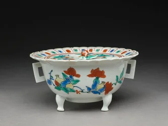 Koro kom met een plat deksel, Kakiemon gerelateerd aardewerk