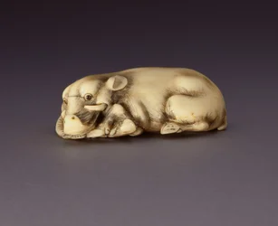 Netsuke die een Liggend Zwijn Afbeeldt, ca. 1750-80 (narwalthoorn)