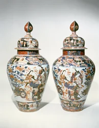 Paar Imari balustervazen en deksels