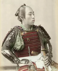 Portret van een samoerai uit het oude Japan, gewapend met een volledig harnas, 1890
