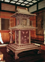 Tamamushi-schrijn uit de Horyu-ji-tempel, met de geschiedenis van Boeddha in een eerdere incarnatie, ca. 650