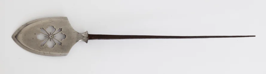 Yanone (pijlpunt) van plat type (hirane) met doorboord Hanabishi-ontwerp (staal)