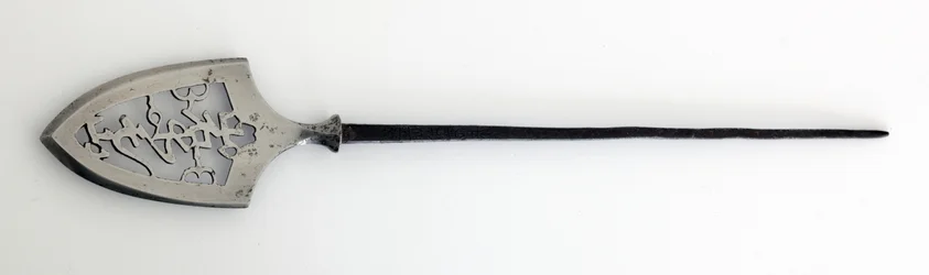 Yanone (pijlpunt) van plat type (hirane), met doorboord ontwerp van karakters die berg, steen en water betekenen