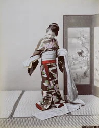 Jonge Japanse Meisje die zich aankleedt, eind 19e eeuw