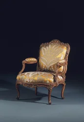 Een van een paar Louis XV fauteuils a la Reine