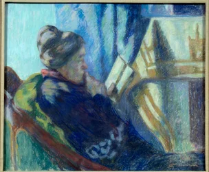 Lezende oude vrouw die een boek leest in haar stoel