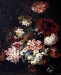 Mand met bloemen op een tafel