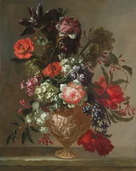 Stilleven van bloemen in een gebeeldhouwde vaas